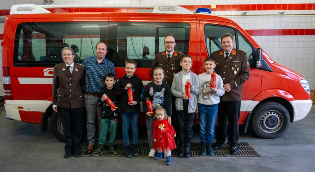 Stolze Feuerwehrjugend Zettling mit den von L’Amante gesponserten Wasserflaschen