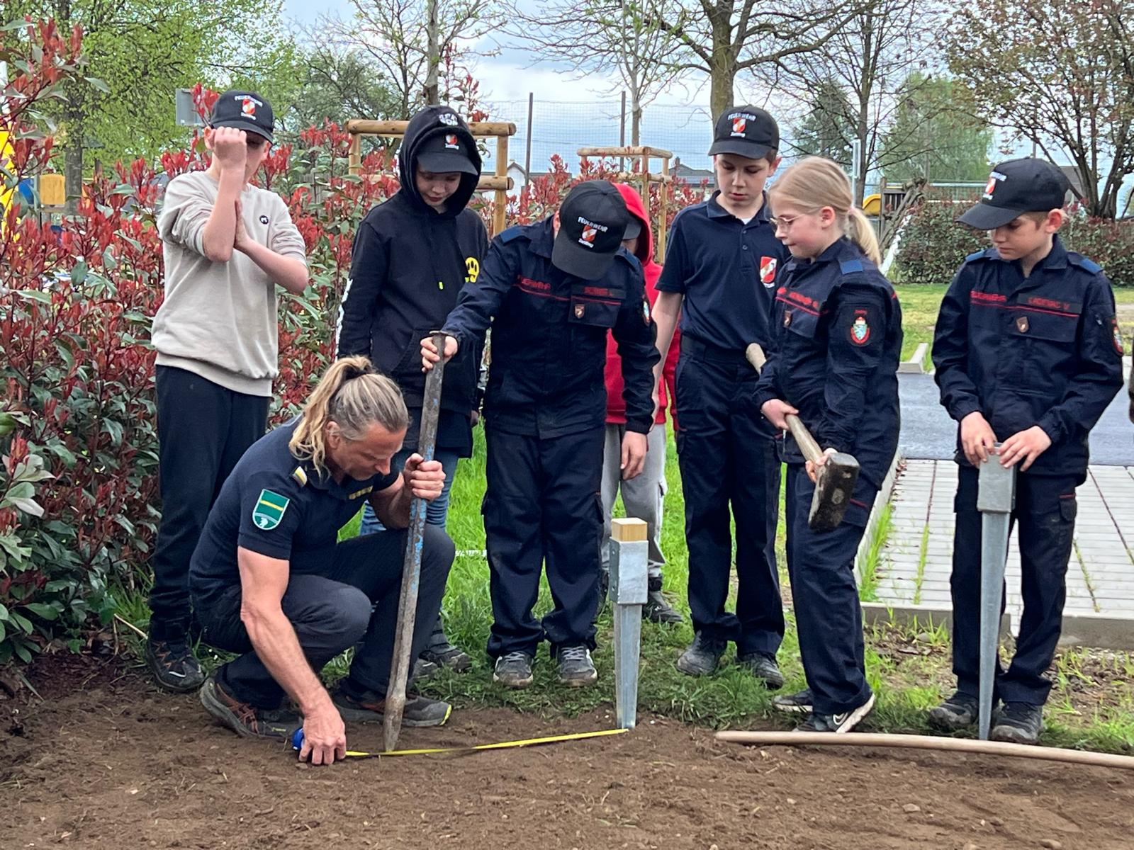 Feuerwehrjugend beim Aufbau und Gestalten der Bienenwiese in Premstätten – BeeWild 2025