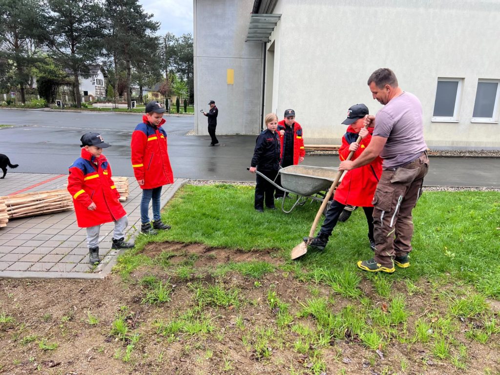 Feuerwehrjugend beim Aufbau und Gestalten der Bienenwiese in Premstätten – BeeWild 2025