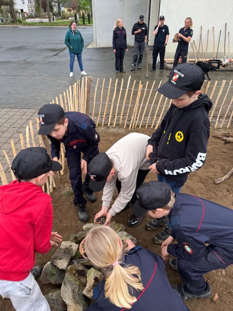 Feuerwehrjugend beim Aufbau und Gestalten der Bienenwiese in Premstätten – BeeWild 2025