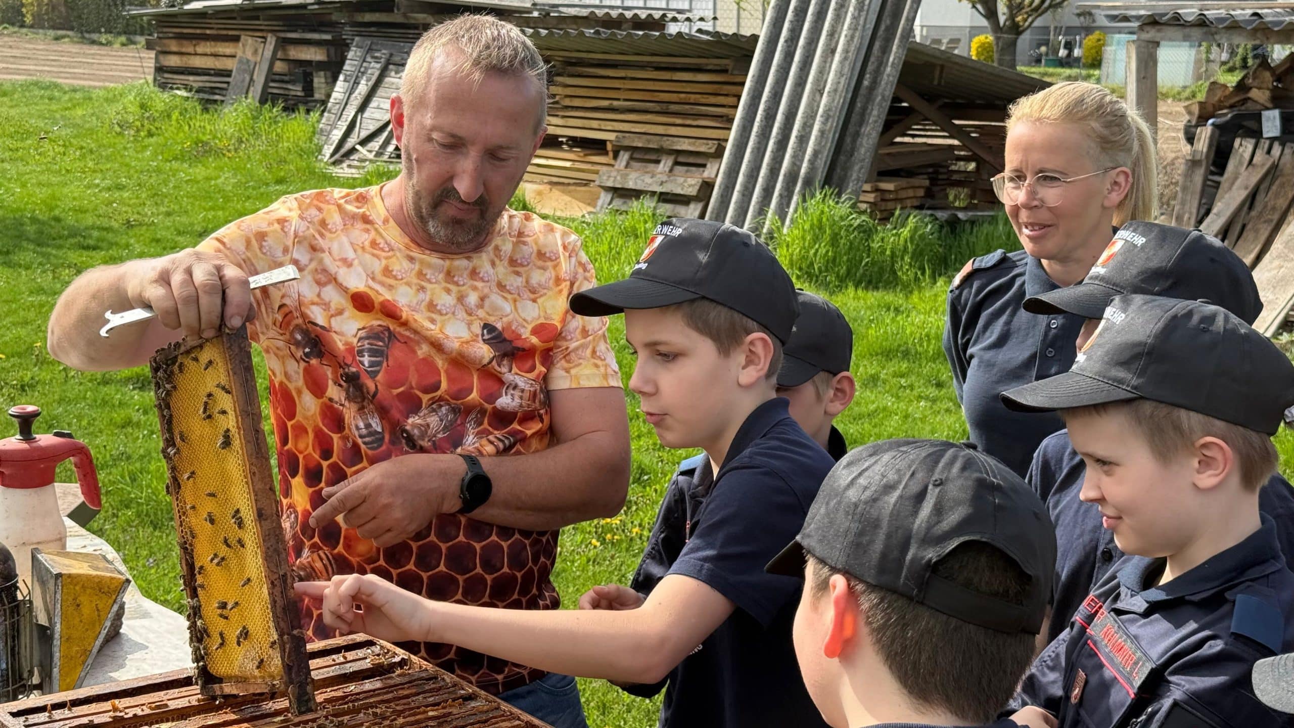 Feuerwehrjugend Zettling beobachtet die Honiggewinnung beim Imker Christian Reicht