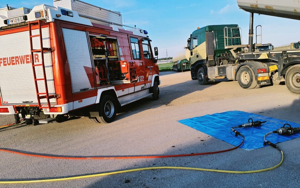 Einsatzkräfte der Feuerwehr Zettling bei der Monatsübung Mai 2025 auf dem Gelände der Firma Ofner in Wundschuh, mit Schwerpunkt LKW-Unfall und technischer Menschenrettung