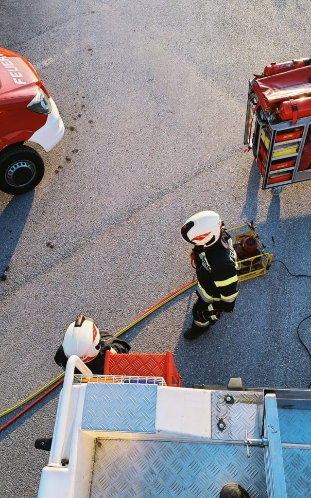 Einsatzkräfte der Feuerwehr Zettling bei der Monatsübung Mai 2025 auf dem Gelände der Firma Ofner in Wundschuh, mit Schwerpunkt LKW-Unfall und technischer Menschenrettung