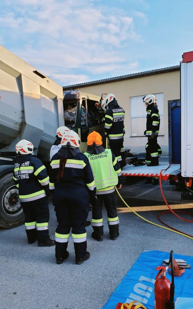 Einsatzkräfte der Feuerwehr Zettling bei der Monatsübung Mai 2025 auf dem Gelände der Firma Ofner in Wundschuh, mit Schwerpunkt LKW-Unfall und technischer Menschenrettung