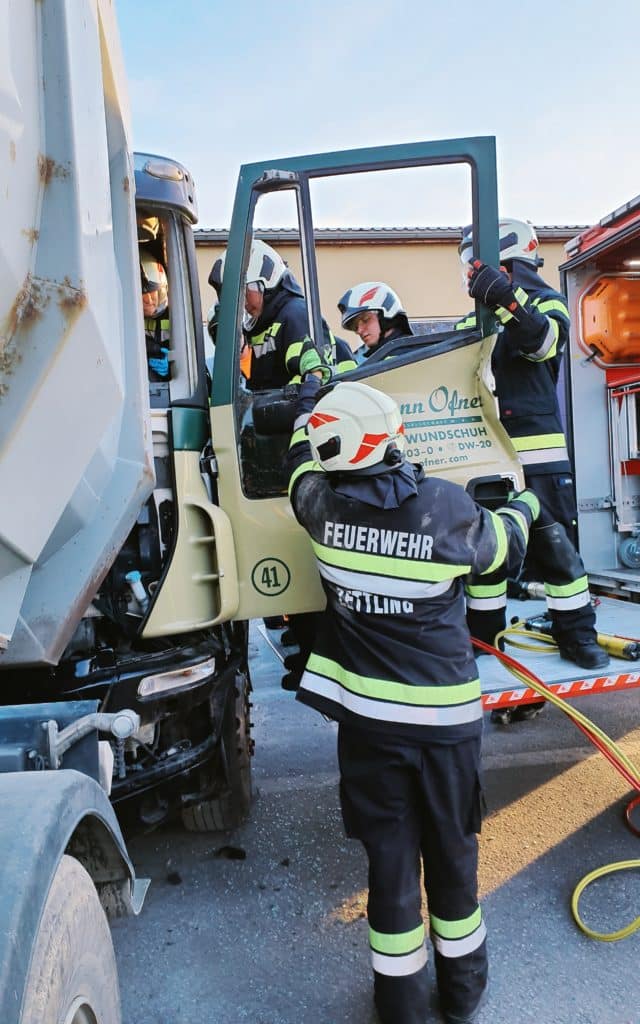Einsatzkräfte der Feuerwehr Zettling bei der Monatsübung Mai 2025 auf dem Gelände der Firma Ofner in Wundschuh, mit Schwerpunkt LKW-Unfall und technischer Menschenrettung