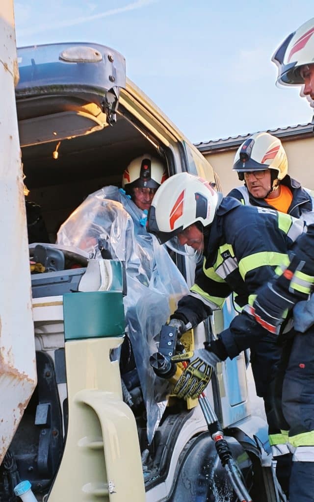 Einsatzkräfte der Feuerwehr Zettling bei der Monatsübung Mai 2025 auf dem Gelände der Firma Ofner in Wundschuh, mit Schwerpunkt LKW-Unfall und technischer Menschenrettung
