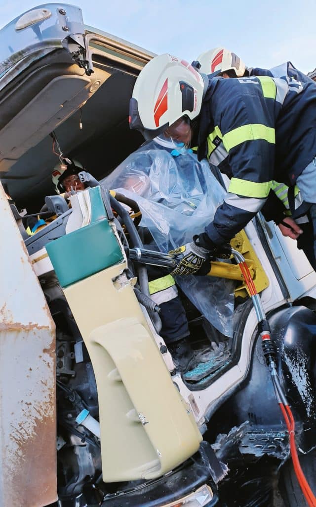 Einsatzkräfte der Feuerwehr Zettling bei der Monatsübung Mai 2025 auf dem Gelände der Firma Ofner in Wundschuh, mit Schwerpunkt LKW-Unfall und technischer Menschenrettung