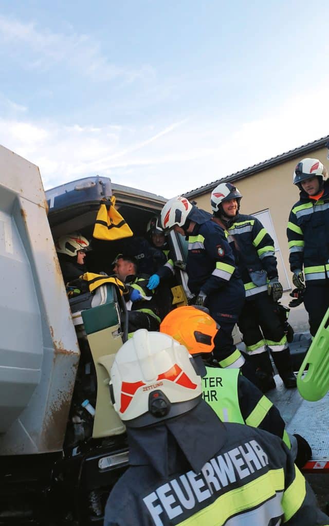 Einsatzkräfte der Feuerwehr Zettling bei der Monatsübung Mai 2025 auf dem Gelände der Firma Ofner in Wundschuh, mit Schwerpunkt LKW-Unfall und technischer Menschenrettung