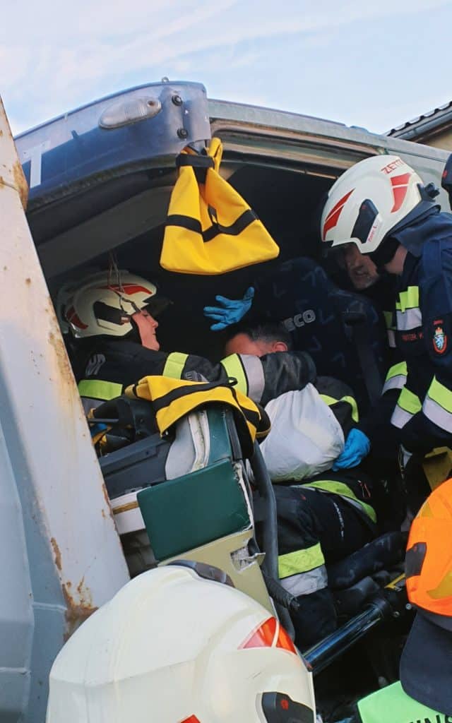 Einsatzkräfte der Feuerwehr Zettling bei der Monatsübung Mai 2025 auf dem Gelände der Firma Ofner in Wundschuh, mit Schwerpunkt LKW-Unfall und technischer Menschenrettung