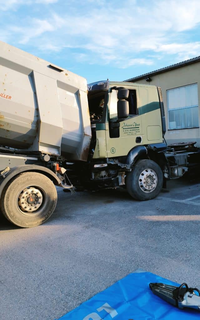 Einsatzkräfte der Feuerwehr Zettling bei der Monatsübung Mai 2025 auf dem Gelände der Firma Ofner in Wundschuh, mit Schwerpunkt LKW-Unfall und technischer Menschenrettung