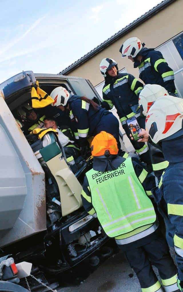 Einsatzkräfte der Feuerwehr Zettling bei der Monatsübung Mai 2025 auf dem Gelände der Firma Ofner in Wundschuh, mit Schwerpunkt LKW-Unfall und technischer Menschenrettung
