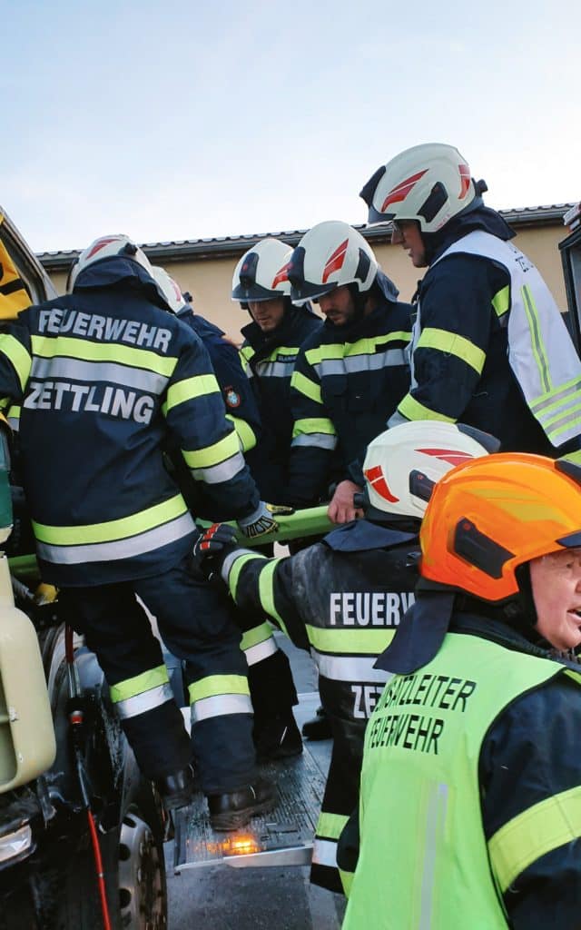 Einsatzkräfte der Feuerwehr Zettling bei der Monatsübung Mai 2025 auf dem Gelände der Firma Ofner in Wundschuh, mit Schwerpunkt LKW-Unfall und technischer Menschenrettung