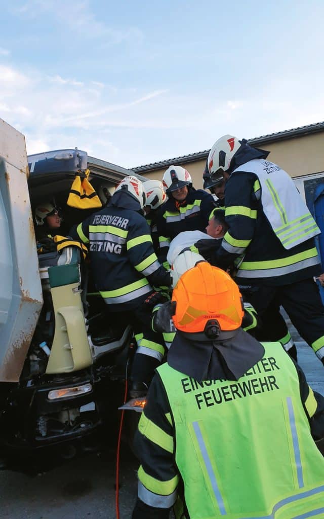 Einsatzkräfte der Feuerwehr Zettling bei der Monatsübung Mai 2025 auf dem Gelände der Firma Ofner in Wundschuh, mit Schwerpunkt LKW-Unfall und technischer Menschenrettung