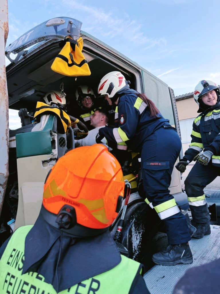 Einsatzkräfte der Feuerwehr Zettling bei der Monatsübung Mai 2025 auf dem Gelände der Firma Ofner in Wundschuh, mit Schwerpunkt LKW-Unfall und technischer Menschenrettung