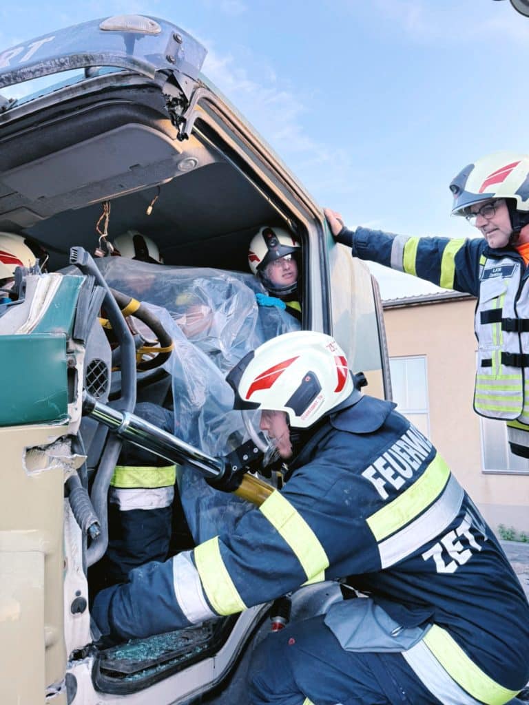 Einsatzkräfte der Feuerwehr Zettling bei der Monatsübung Mai 2025 auf dem Gelände der Firma Ofner in Wundschuh, mit Schwerpunkt LKW-Unfall und technischer Menschenrettung