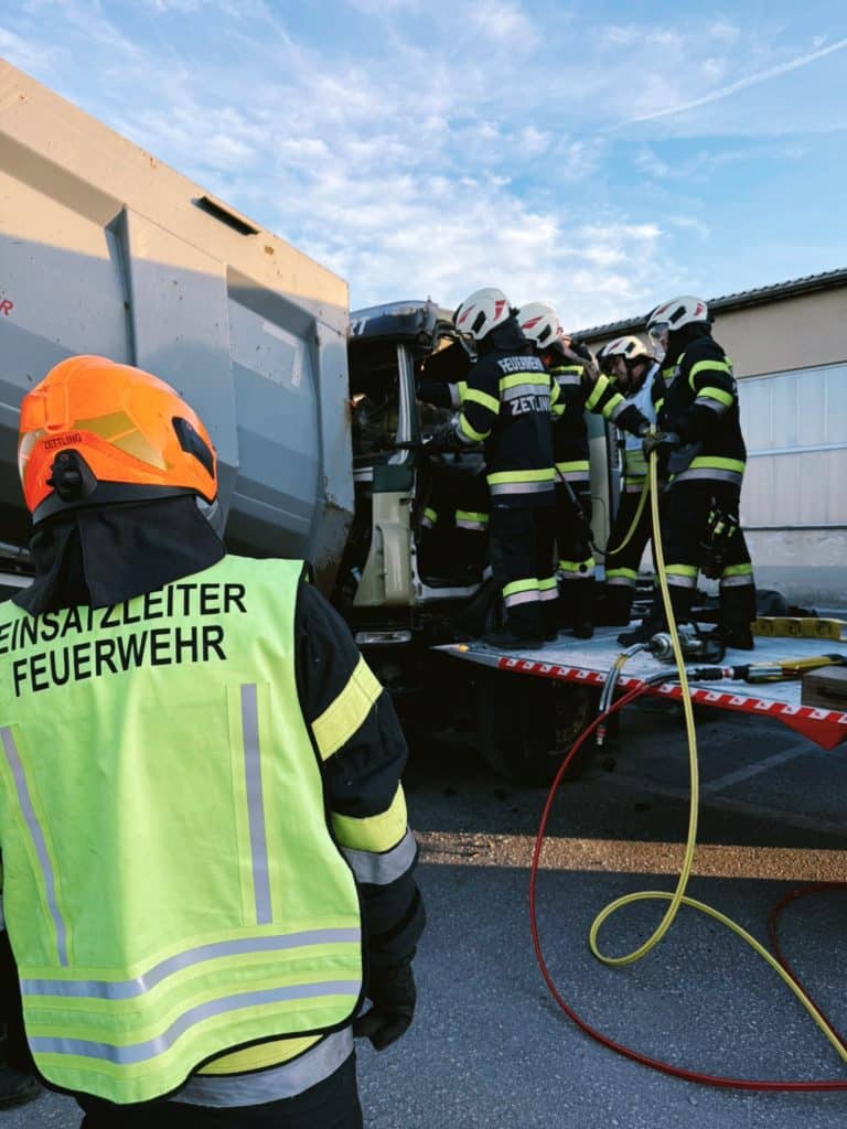Einsatzkräfte der Feuerwehr Zettling bei der Monatsübung Mai 2025 auf dem Gelände der Firma Ofner in Wundschuh, mit Schwerpunkt LKW-Unfall und technischer Menschenrettung