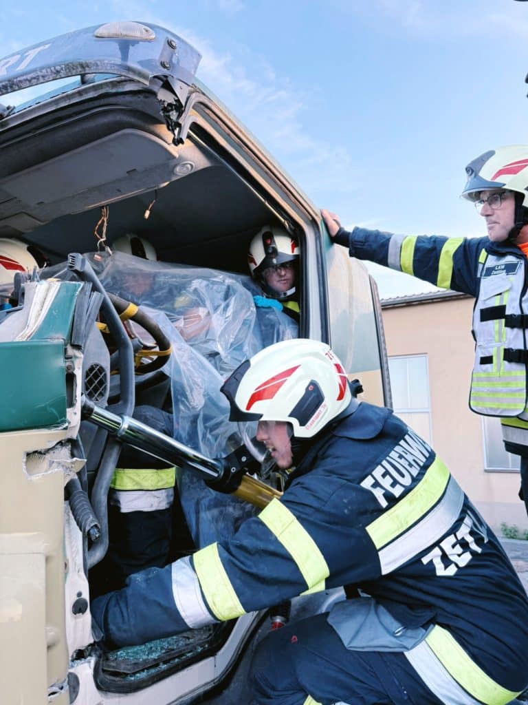 Einsatzkräfte der Feuerwehr Zettling bei der Monatsübung Mai 2025 auf dem Gelände der Firma Ofner in Wundschuh, mit Schwerpunkt LKW-Unfall und technischer Menschenrettung