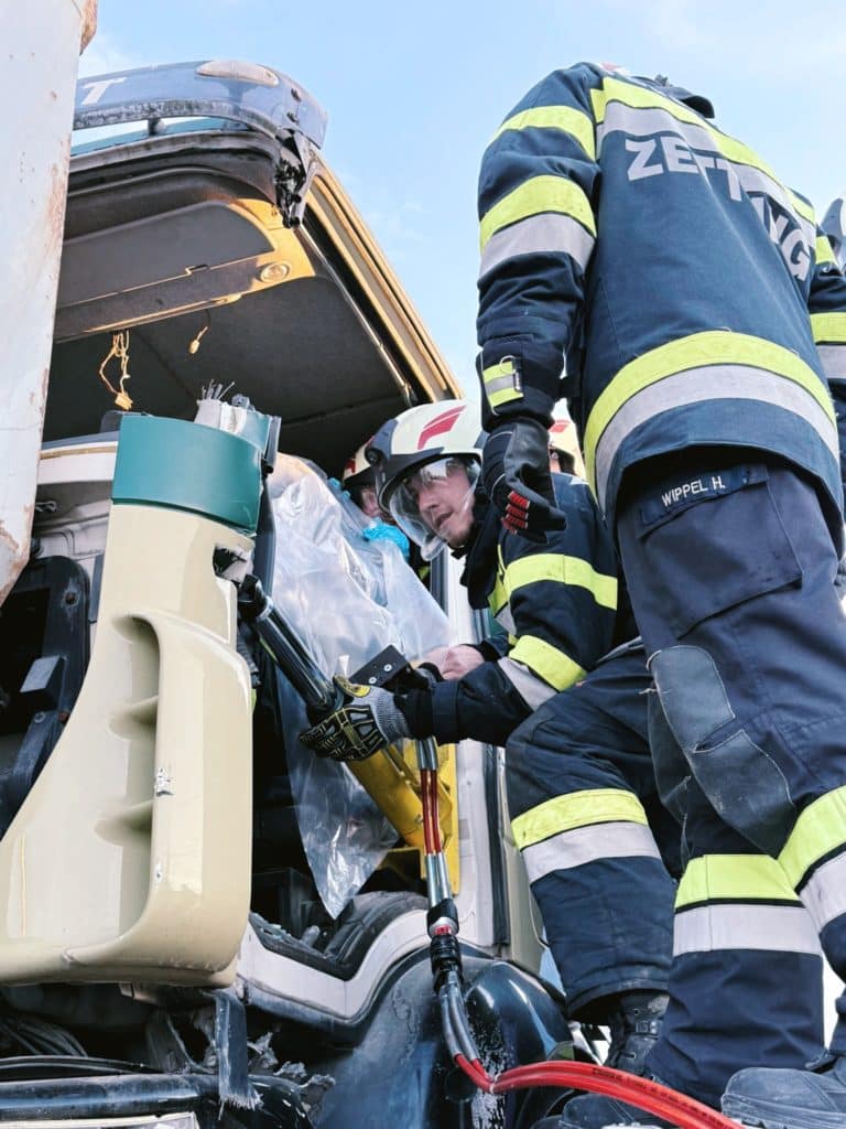Einsatzkräfte der Feuerwehr Zettling bei der Monatsübung Mai 2025 auf dem Gelände der Firma Ofner in Wundschuh, mit Schwerpunkt LKW-Unfall und technischer Menschenrettung