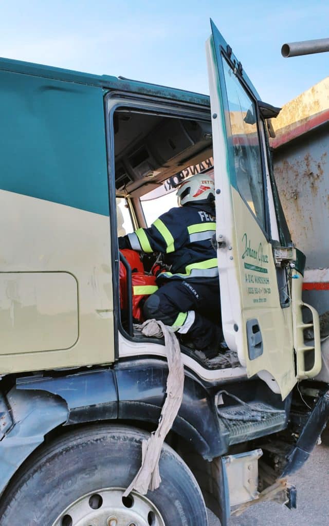 Einsatzkräfte der Feuerwehr Zettling bei der Monatsübung Mai 2025 auf dem Gelände der Firma Ofner in Wundschuh, mit Schwerpunkt LKW-Unfall und technischer Menschenrettung