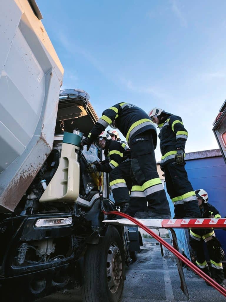 Einsatzkräfte der Feuerwehr Zettling bei der Monatsübung Mai 2025 auf dem Gelände der Firma Ofner in Wundschuh, mit Schwerpunkt LKW-Unfall und technischer Menschenrettung