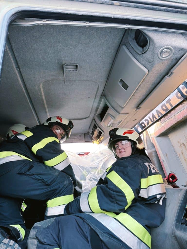 Einsatzkräfte der Feuerwehr Zettling bei der Monatsübung Mai 2025 auf dem Gelände der Firma Ofner in Wundschuh, mit Schwerpunkt LKW-Unfall und technischer Menschenrettung