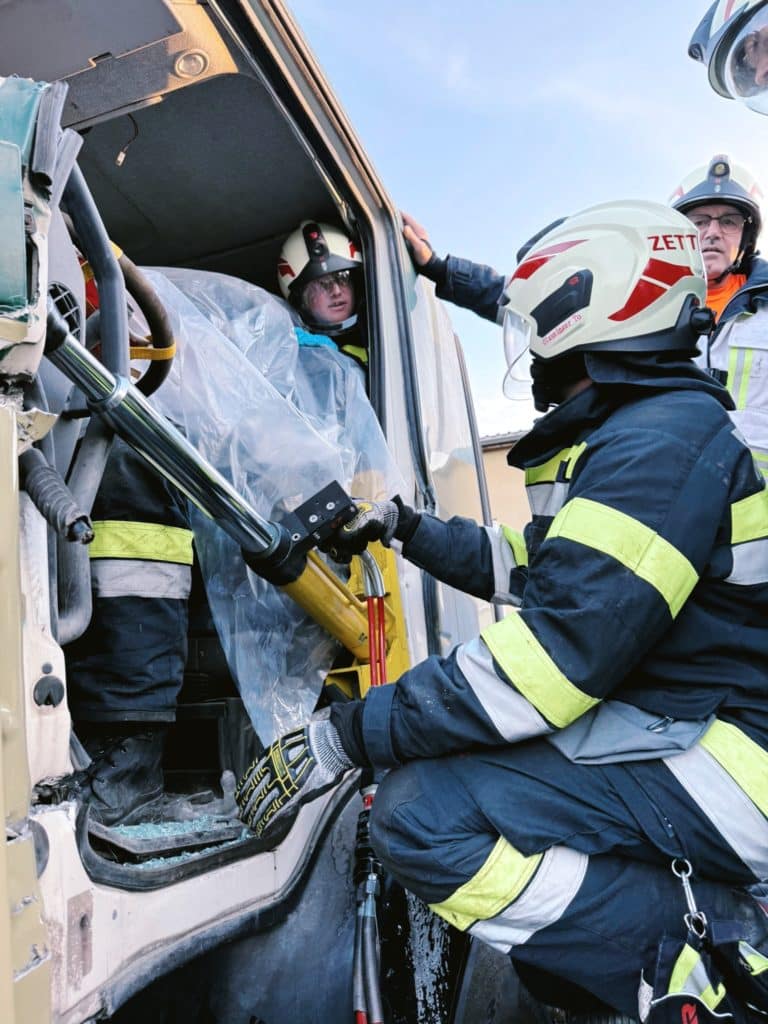 Einsatzkräfte der Feuerwehr Zettling bei der Monatsübung Mai 2025 auf dem Gelände der Firma Ofner in Wundschuh, mit Schwerpunkt LKW-Unfall und technischer Menschenrettung