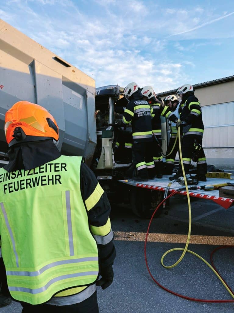 Einsatzkräfte der Feuerwehr Zettling bei der Monatsübung Mai 2025 auf dem Gelände der Firma Ofner in Wundschuh, mit Schwerpunkt LKW-Unfall und technischer Menschenrettung