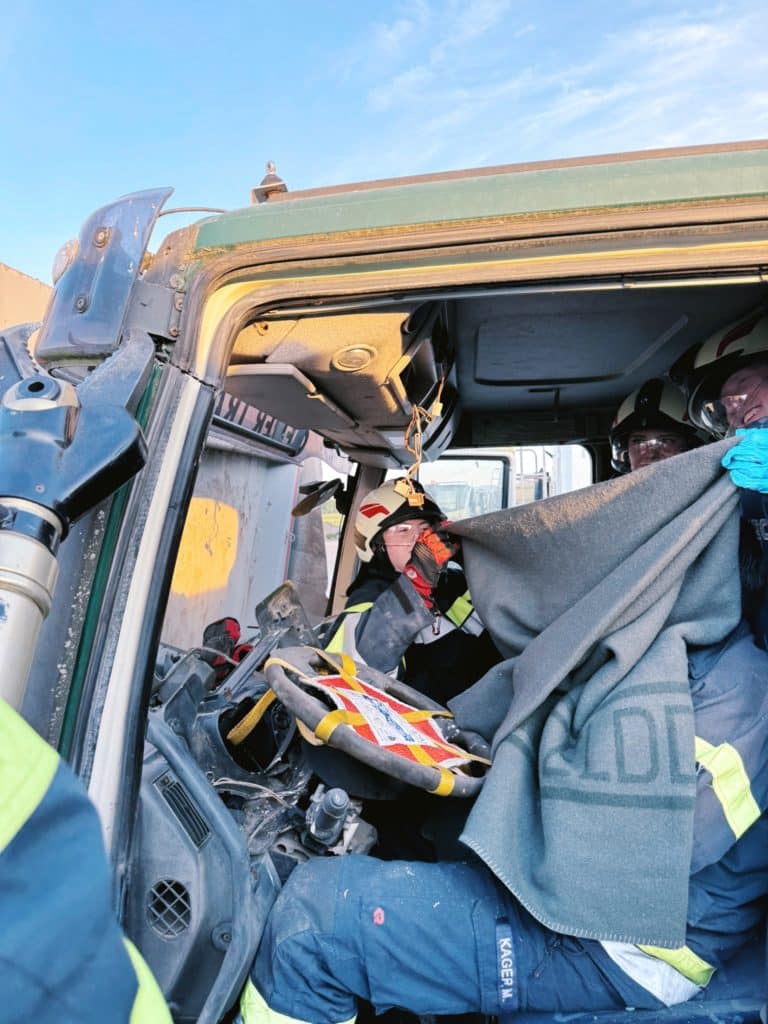 Einsatzkräfte der Feuerwehr Zettling bei der Monatsübung Mai 2025 auf dem Gelände der Firma Ofner in Wundschuh, mit Schwerpunkt LKW-Unfall und technischer Menschenrettung