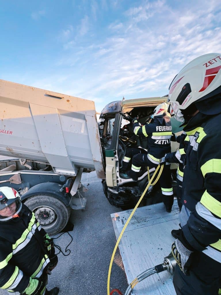 Einsatzkräfte der Feuerwehr Zettling bei der Monatsübung Mai 2025 auf dem Gelände der Firma Ofner in Wundschuh, mit Schwerpunkt LKW-Unfall und technischer Menschenrettung