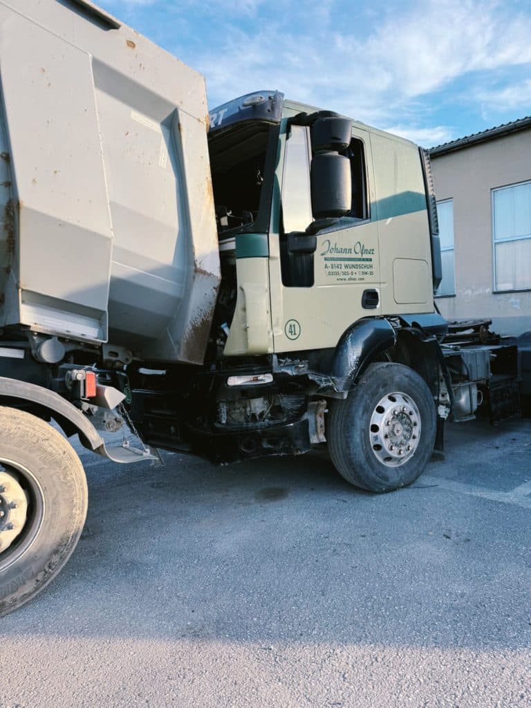 Einsatzkräfte der Feuerwehr Zettling bei der Monatsübung Mai 2025 auf dem Gelände der Firma Ofner in Wundschuh, mit Schwerpunkt LKW-Unfall und technischer Menschenrettung