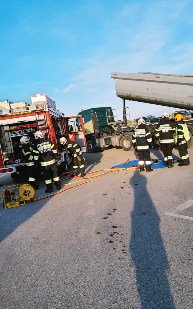 Einsatzkräfte der Feuerwehr Zettling bei der Monatsübung Mai 2025 auf dem Gelände der Firma Ofner in Wundschuh, mit Schwerpunkt LKW-Unfall und technischer Menschenrettung
