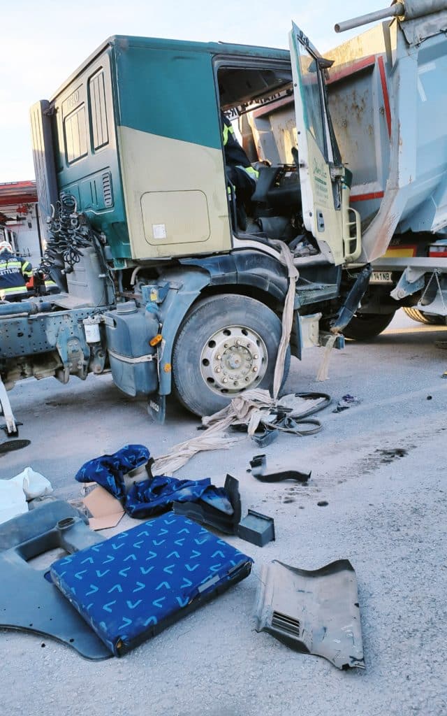 Einsatzkräfte der Feuerwehr Zettling bei der Monatsübung Mai 2025 auf dem Gelände der Firma Ofner in Wundschuh, mit Schwerpunkt LKW-Unfall und technischer Menschenrettung