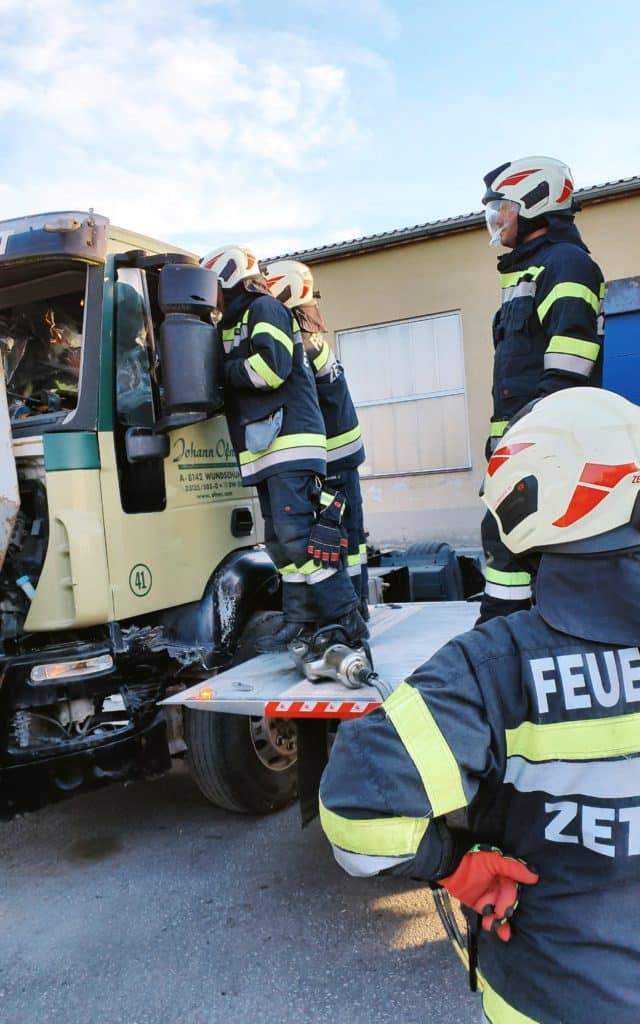 Einsatzkräfte der Feuerwehr Zettling bei der Monatsübung Mai 2025 auf dem Gelände der Firma Ofner in Wundschuh, mit Schwerpunkt LKW-Unfall und technischer Menschenrettung