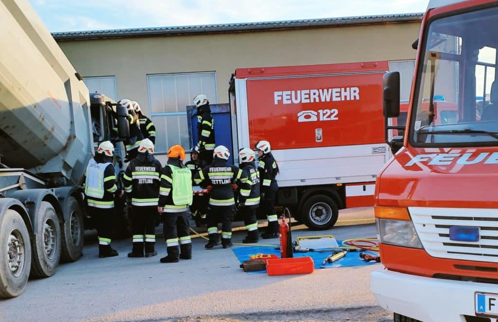 Einsatzkräfte der Feuerwehr Zettling bei der Monatsübung Mai 2025 auf dem Gelände der Firma Ofner in Wundschuh, mit Schwerpunkt LKW-Unfall und technischer Menschenrettung