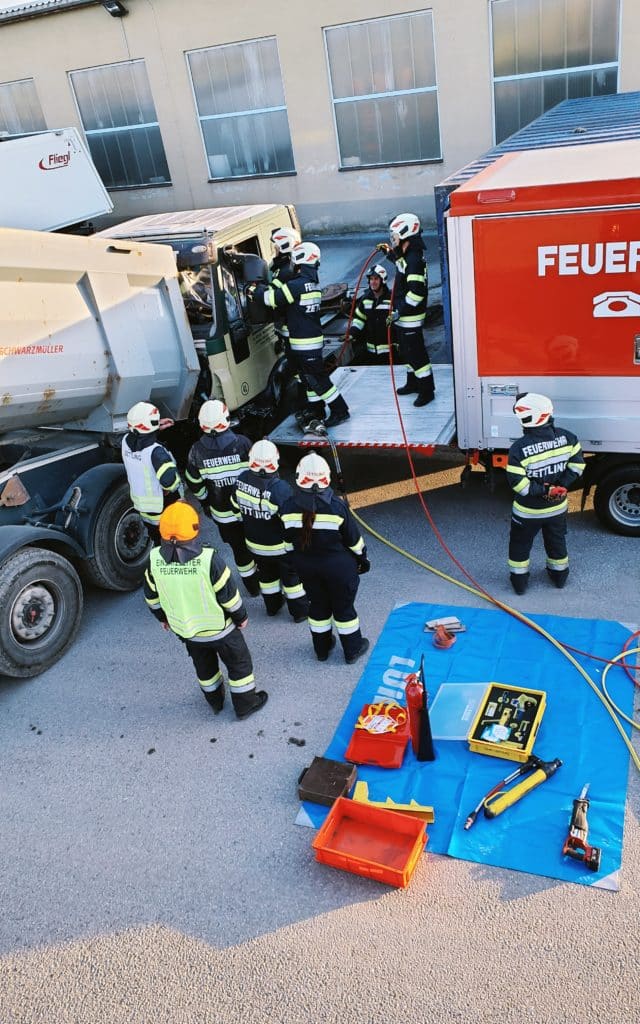 Einsatzkräfte der Feuerwehr Zettling bei der Monatsübung Mai 2025 auf dem Gelände der Firma Ofner in Wundschuh, mit Schwerpunkt LKW-Unfall und technischer Menschenrettung