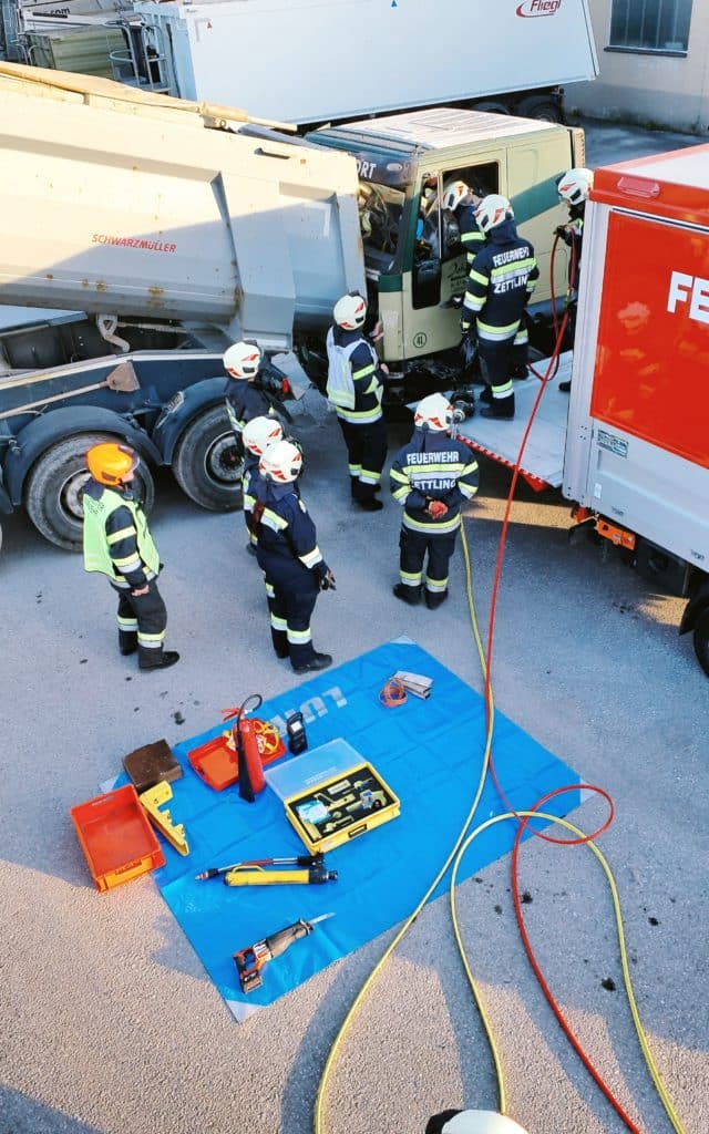 Einsatzkräfte der Feuerwehr Zettling bei der Monatsübung Mai 2025 auf dem Gelände der Firma Ofner in Wundschuh, mit Schwerpunkt LKW-Unfall und technischer Menschenrettung