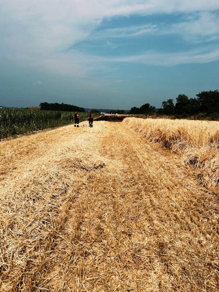 Einsatzkräfte beim Löschen eines Flurbrands im Löschgebiet Zettling – gemeinsame Brandbekämpfung durch mehrere Feuerwehren