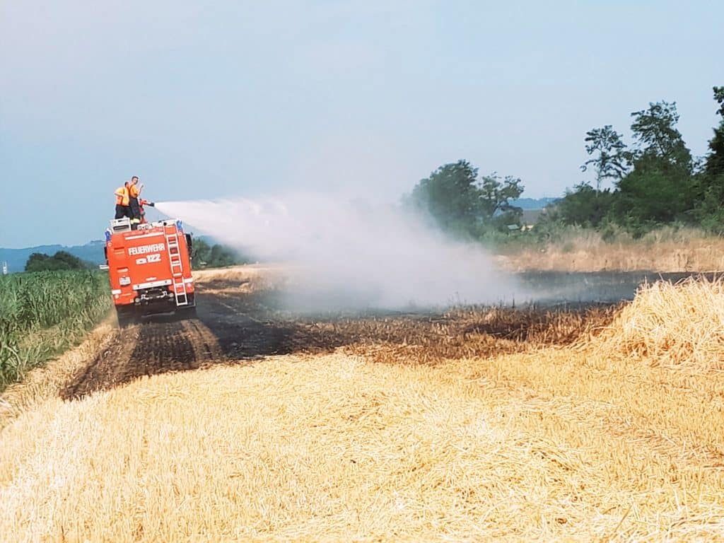 Einsatzkräfte beim Löschen eines Flurbrands im Löschgebiet Zettling – gemeinsame Brandbekämpfung durch mehrere Feuerwehren