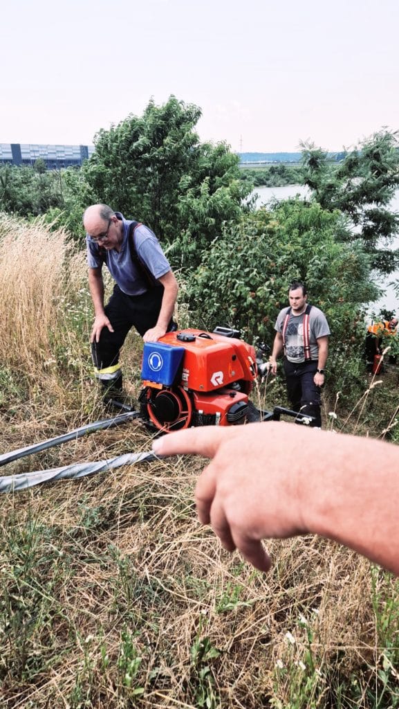 Einsatzkräfte beim Löschen eines Flurbrands im Löschgebiet Zettling – gemeinsame Brandbekämpfung durch mehrere Feuerwehren