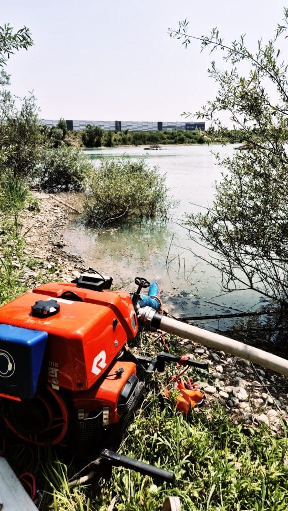 Einsatzkräfte beim Löschen eines Flurbrands im Löschgebiet Zettling – gemeinsame Brandbekämpfung durch mehrere Feuerwehren