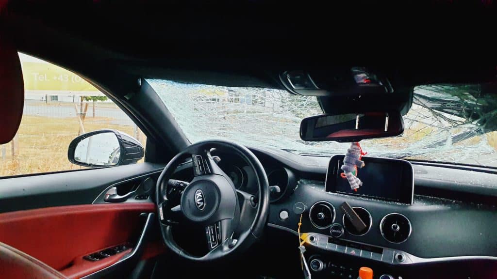 Einsatzkräfte der Feuerwehr Zettling beim Verkehrsunfall-Einsatz – PKW unter Leitplanke, verletzte Person vom Roten Kreuz versorgt