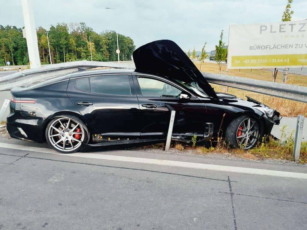 Einsatzkräfte der Feuerwehr Zettling beim Verkehrsunfall-Einsatz – PKW unter Leitplanke, verletzte Person vom Roten Kreuz versorgt