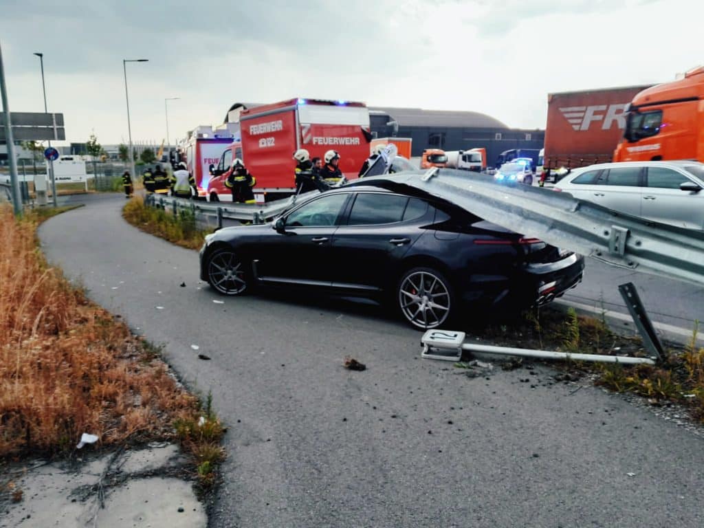 Einsatzkräfte der Feuerwehr Zettling beim Verkehrsunfall-Einsatz – PKW unter Leitplanke, verletzte Person vom Roten Kreuz versorgt