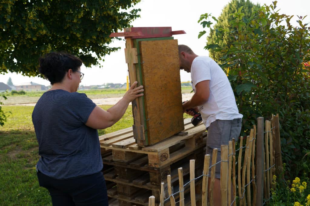 Abschlussfeier der Bienenwiese der Feuerwehrjugend Zettling am 11. Juni 2025 – mit Unterstützern, Sponsoren, Bürgermeister Dr. Matthias Pokorn, Vizebürgermeisterin Ingrid Baumhackl und gemütlichem Ausklang an der Feuerschale