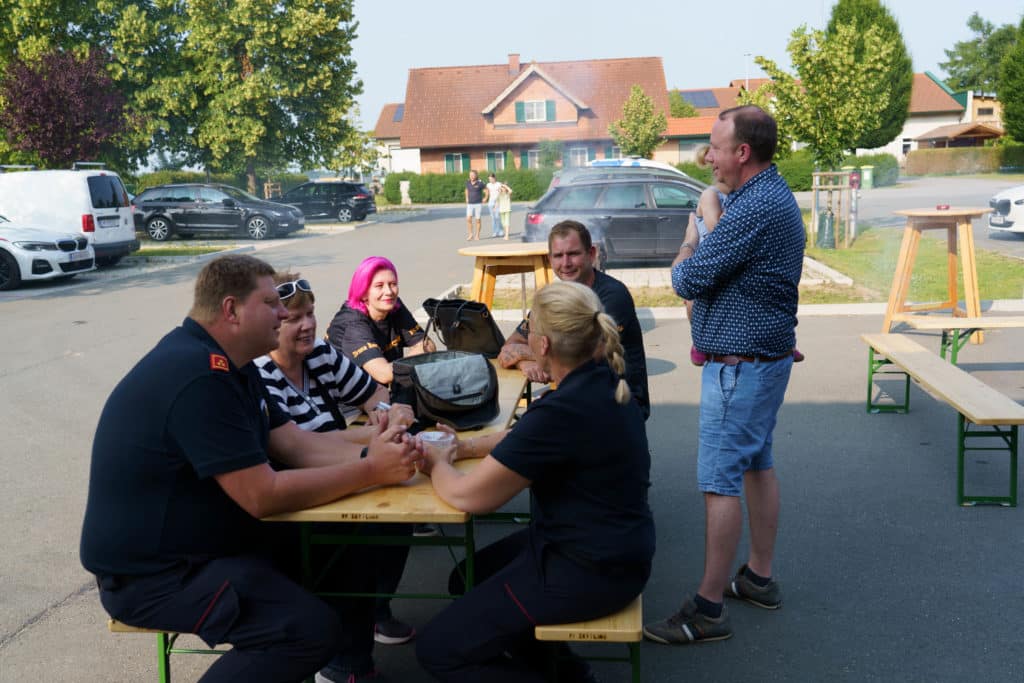 Abschlussfeier der Bienenwiese der Feuerwehrjugend Zettling am 11. Juni 2025 – mit Unterstützern, Sponsoren, Bürgermeister Dr. Matthias Pokorn, Vizebürgermeisterin Ingrid Baumhackl und gemütlichem Ausklang an der Feuerschale