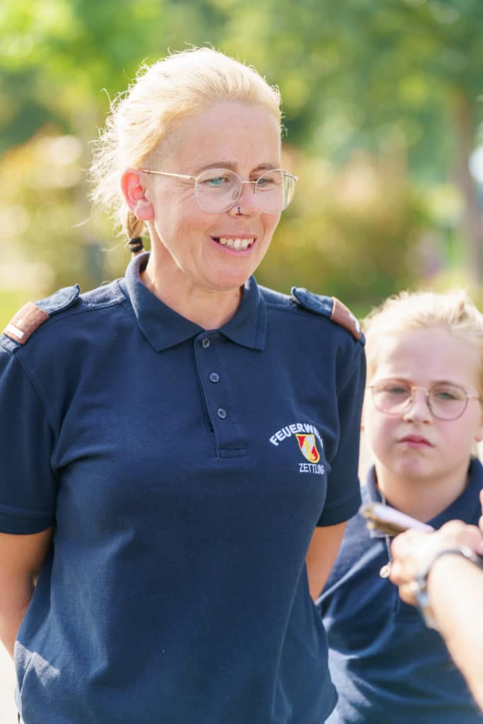 Abschlussfeier der Bienenwiese der Feuerwehrjugend Zettling am 11. Juni 2025 – mit Unterstützern, Sponsoren, Bürgermeister Dr. Matthias Pokorn, Vizebürgermeisterin Ingrid Baumhackl und gemütlichem Ausklang an der Feuerschale