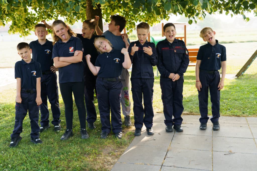 Abschlussfeier der Bienenwiese der Feuerwehrjugend Zettling am 11. Juni 2025 – mit Unterstützern, Sponsoren, Bürgermeister Dr. Matthias Pokorn, Vizebürgermeisterin Ingrid Baumhackl und gemütlichem Ausklang an der Feuerschale