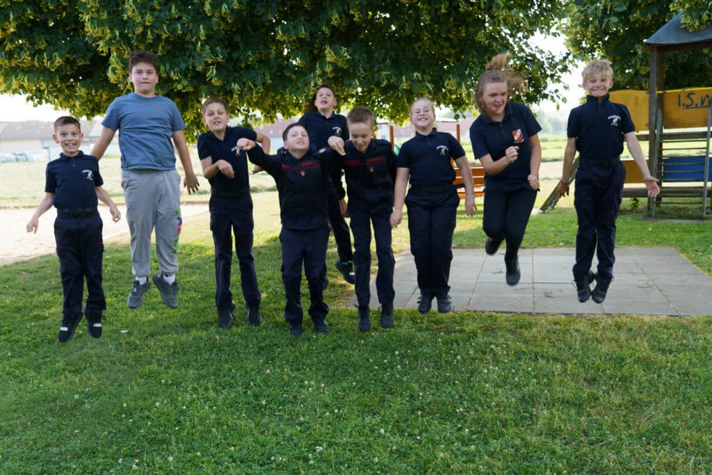 Abschlussfeier der Bienenwiese der Feuerwehrjugend Zettling am 11. Juni 2025 – mit Unterstützern, Sponsoren, Bürgermeister Dr. Matthias Pokorn, Vizebürgermeisterin Ingrid Baumhackl und gemütlichem Ausklang an der Feuerschale
