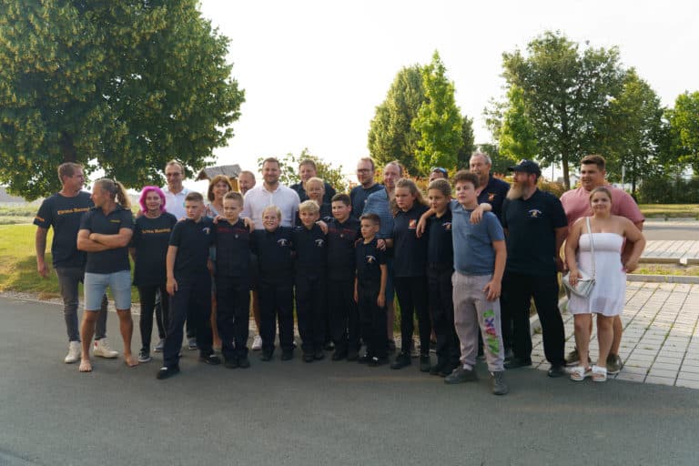 Abschlussfeier der Bienenwiese der Feuerwehrjugend Zettling am 11. Juni 2025 – mit Unterstützern, Sponsoren, Bürgermeister Dr. Matthias Pokorn, Vizebürgermeisterin Ingrid Baumhackl und gemütlichem Ausklang an der Feuerschale