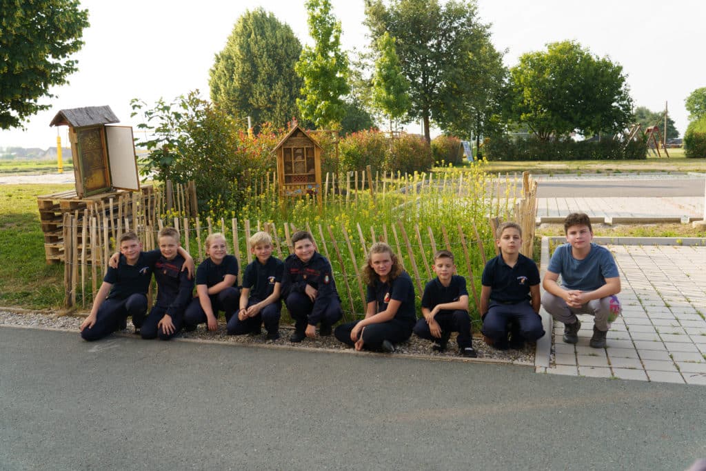 Abschlussfeier der Bienenwiese der Feuerwehrjugend Zettling am 11. Juni 2025 – mit Unterstützern, Sponsoren, Bürgermeister Dr. Matthias Pokorn, Vizebürgermeisterin Ingrid Baumhackl und gemütlichem Ausklang an der Feuerschale